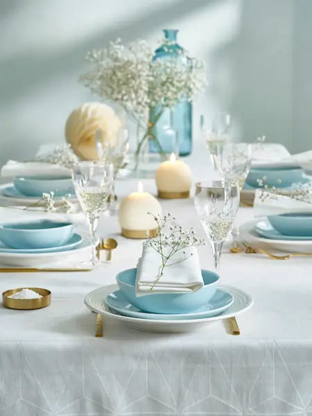 Dekorert bord til bryllup med blått service