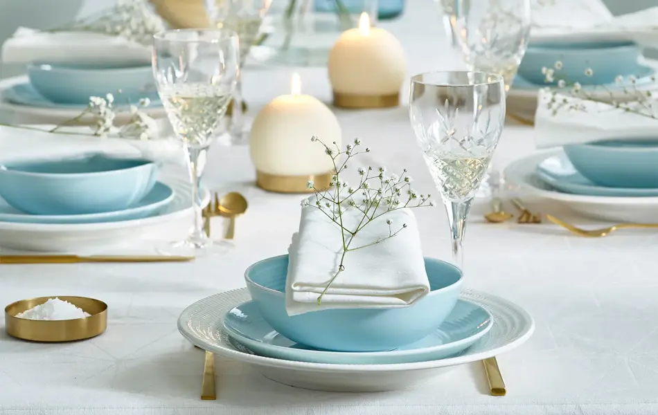 Dekorert bord til bryllup med blått service
