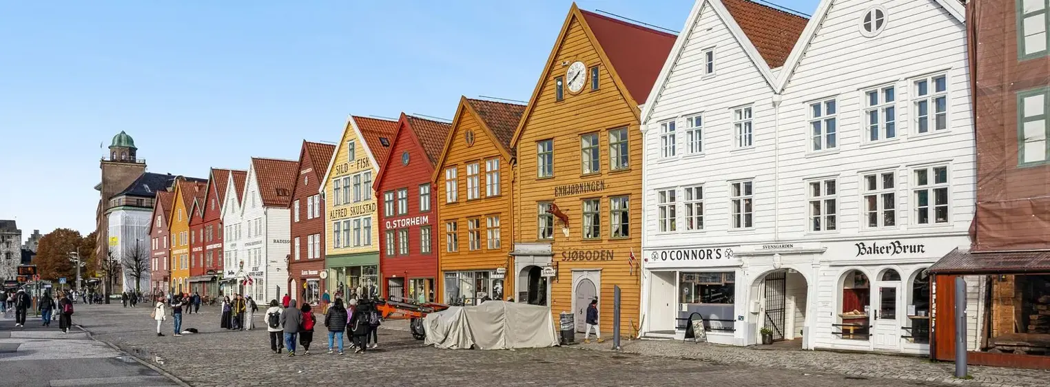 Fasadebilde av Svensgården på Bryggen i Bergen.