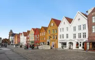 Fasadebilde av Svensgården på Bryggen i Bergen.