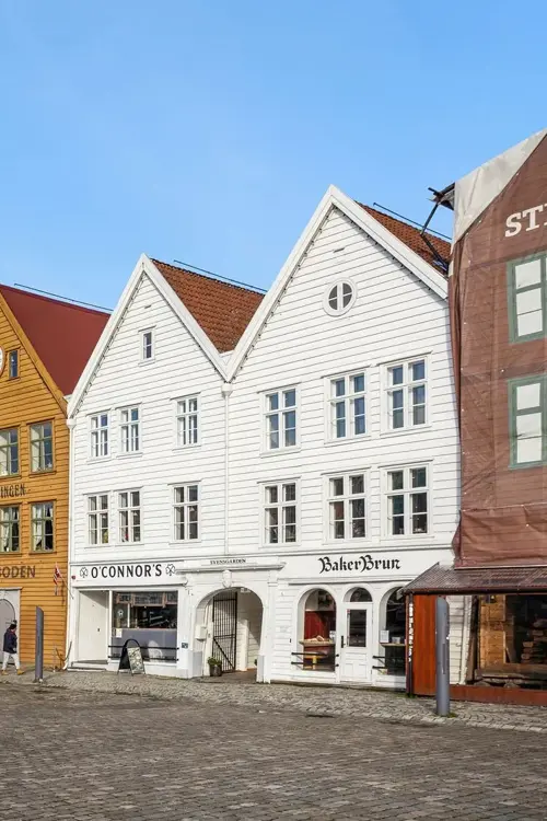 Fasadebilde av Svensgården på Bryggen i Bergen.