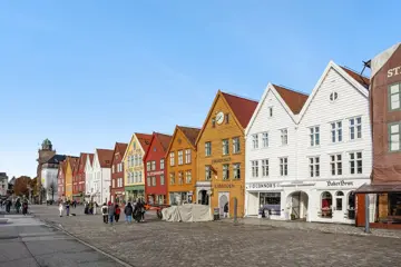 Fasadebilde av Svensgården på Bryggen i Bergen.