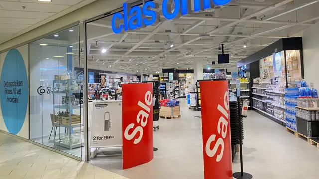 innendørs butikk med blå skilt