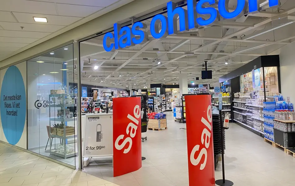 innendørs butikk med blå skilt