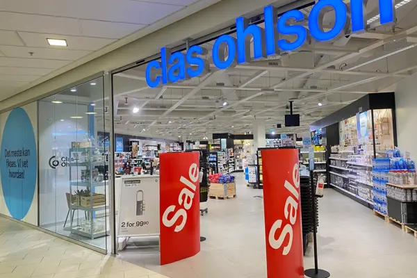 innendørs butikk med blå skilt