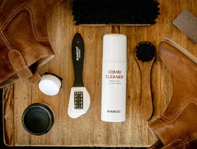 flat lay av produkter til å behandle sko 