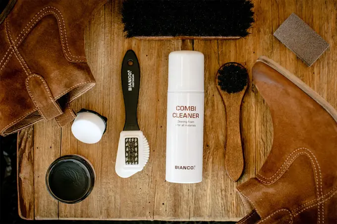 flat lay av produkter til å behandle sko 