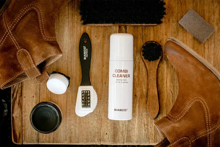 flat lay av produkter til å behandle sko 