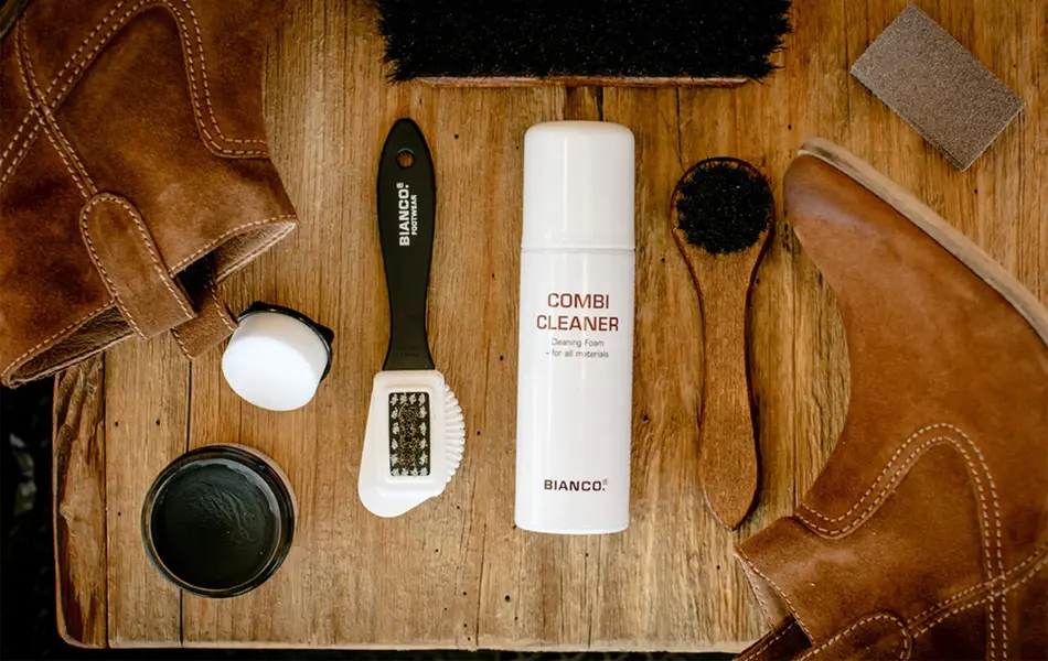 flat lay av produkter til å behandle sko 