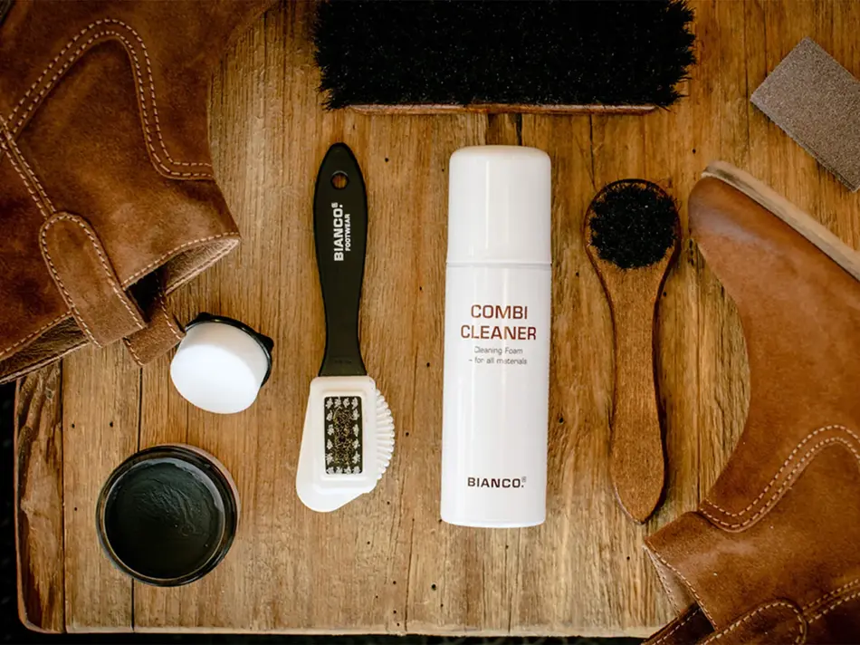 flat lay av produkter til å behandle sko 