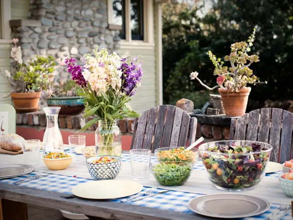 Ville blomster i bukett på langbord