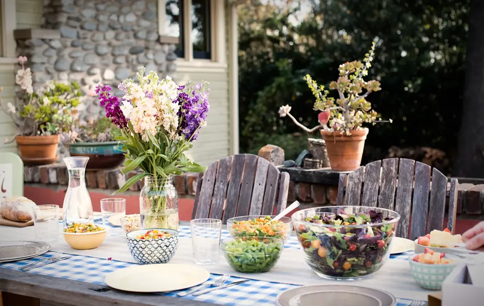 Ville blomster i bukett på langbord