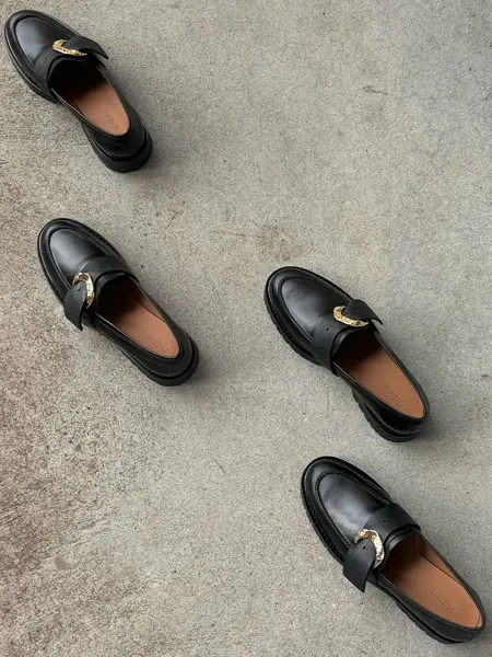 Sko på et gulv tatt ovenfra