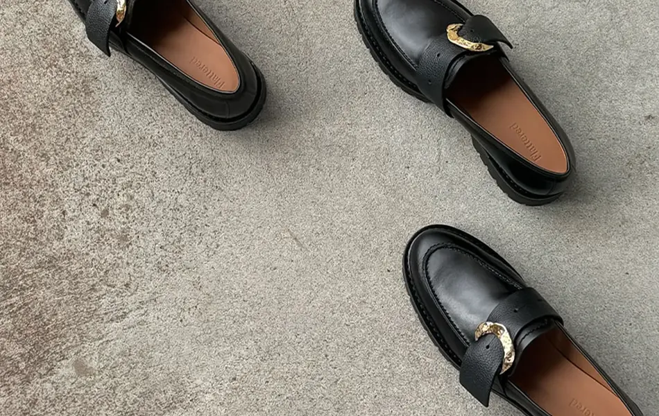 Sko på et gulv tatt ovenfra