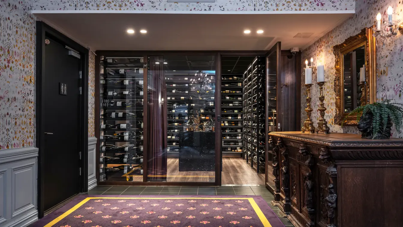 Foaje, foran vinrom, med dempet belysning, mønstret gulvteppe