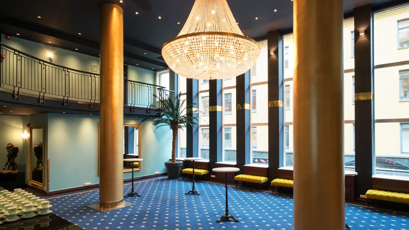 Fojae med gule puffer og lyskrone på møtesenteret på Hotel Bristol i Oslo sentrum