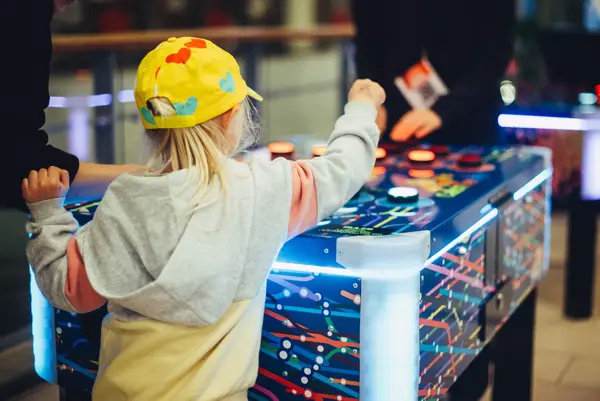 Play zone arkad med Magnet & Co