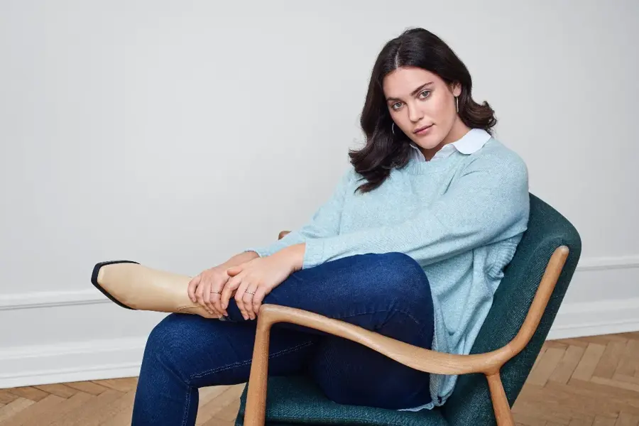 Dame som sitter i en stol