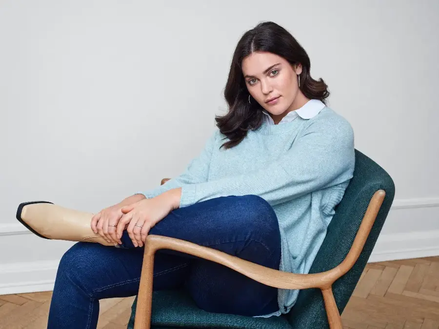 Dame som sitter i en stol