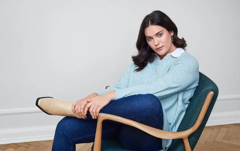 Dame som sitter i en stol