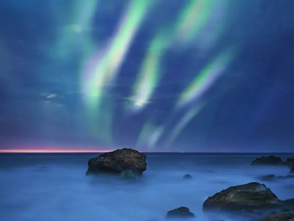 Nordlys over havet ved Thon Hotel Andrikken.