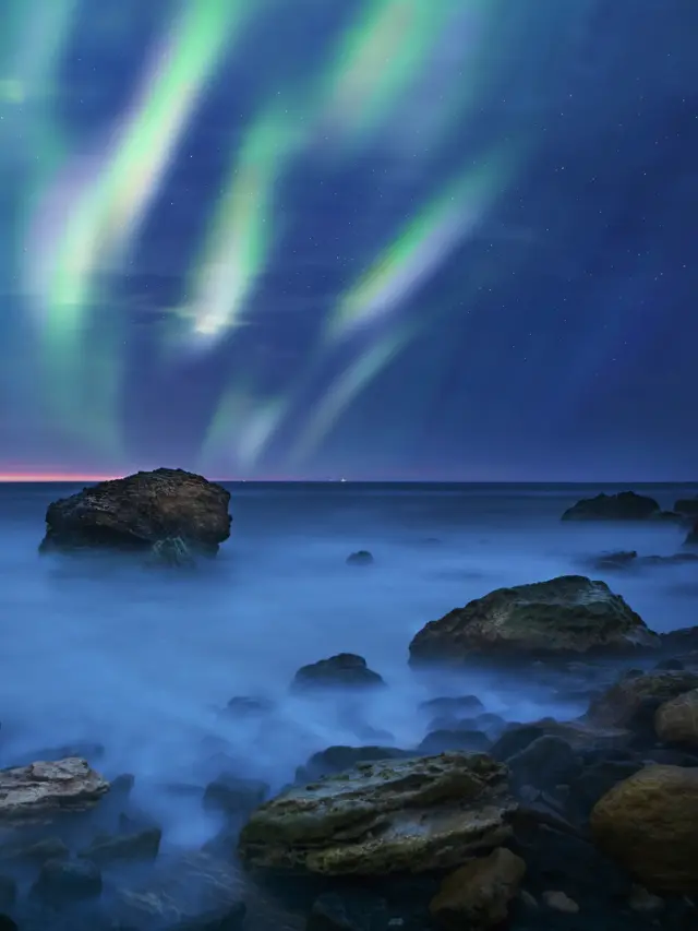 Nordlys over havet ved Thon Hotel Andrikken.