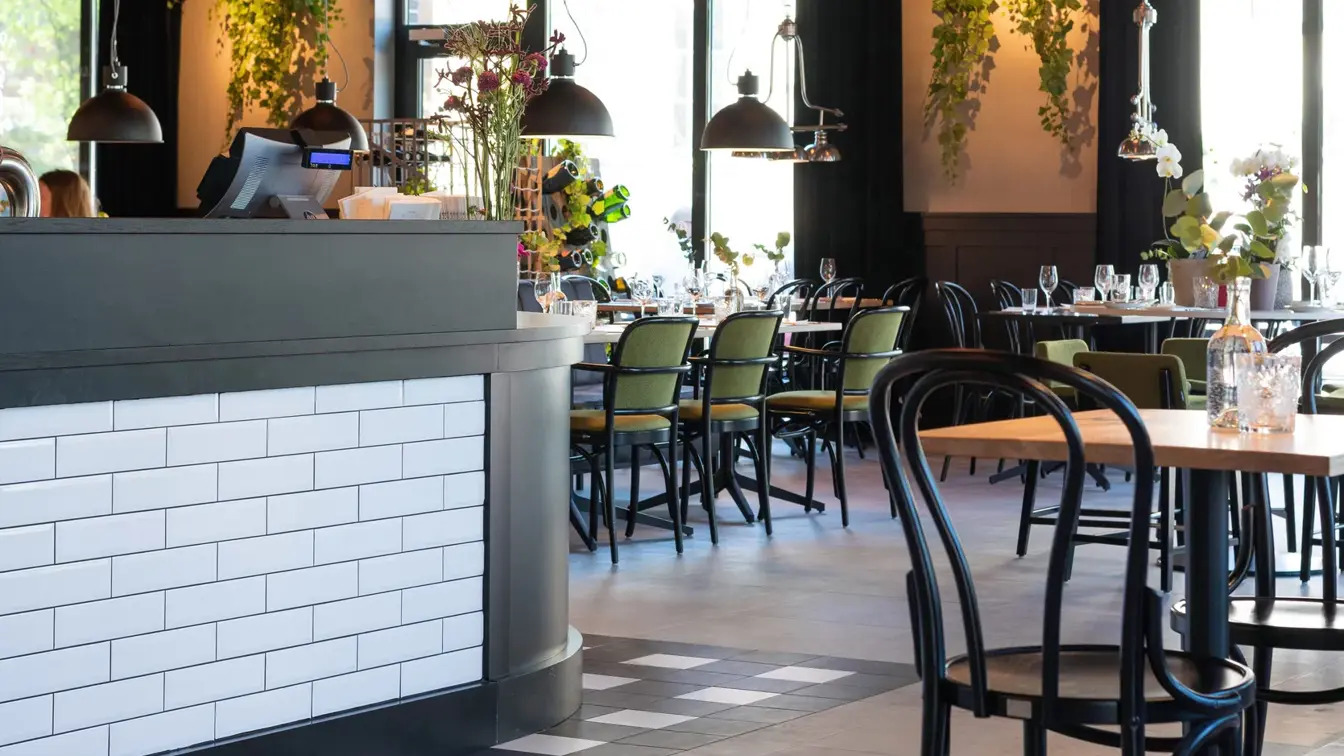 Sitteplasser og vinglass i taket på Torvet Bistro på Thon Hotel Parken i Kristiansand sentrum