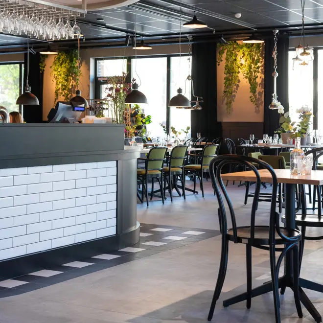 Sitteplasser og vinglass i taket på Torvet Bistro på Thon Hotel Parken i Kristiansand sentrum