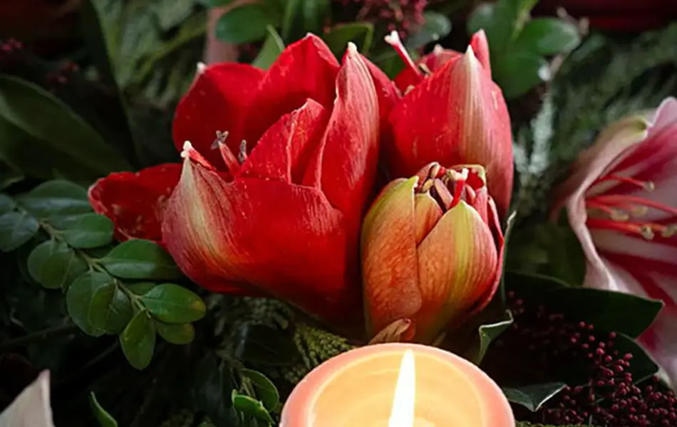 Bordekorasjon med tente lys