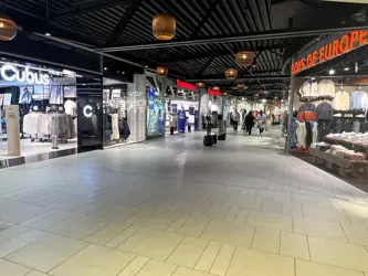 Bildet er fra kjøpesenteret Sørlandssenteret i Kristiandsand. Man ser et utvalg av butikkene på senteret.