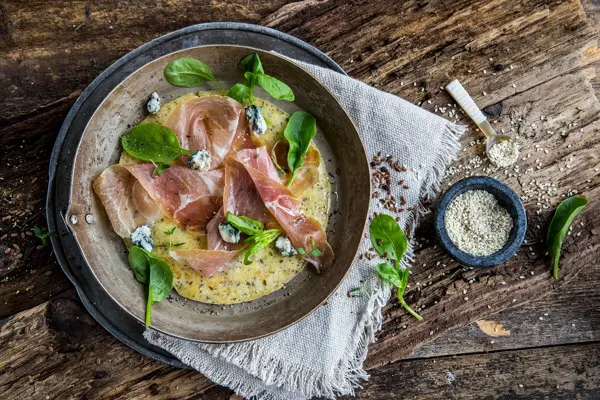 Tallerken med omelett og serranoskinke med ruccola