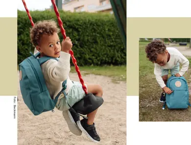 Gutt på huske med ryggsekk