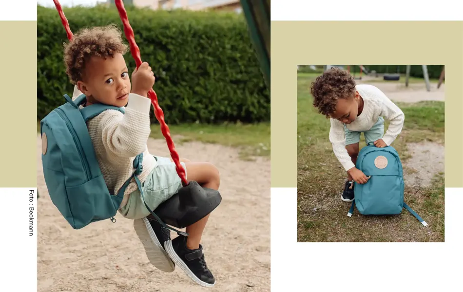 Gutt på huske med ryggsekk