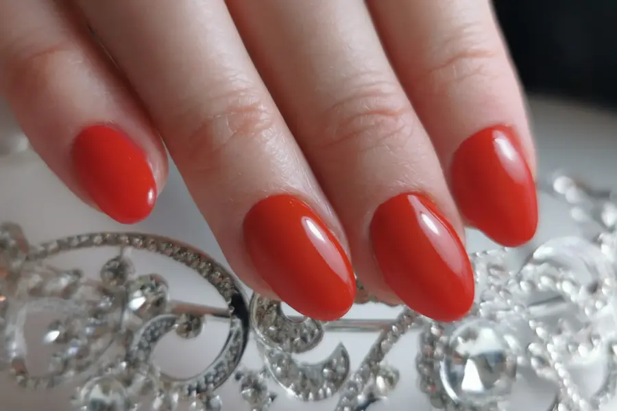en hånd med røde negler