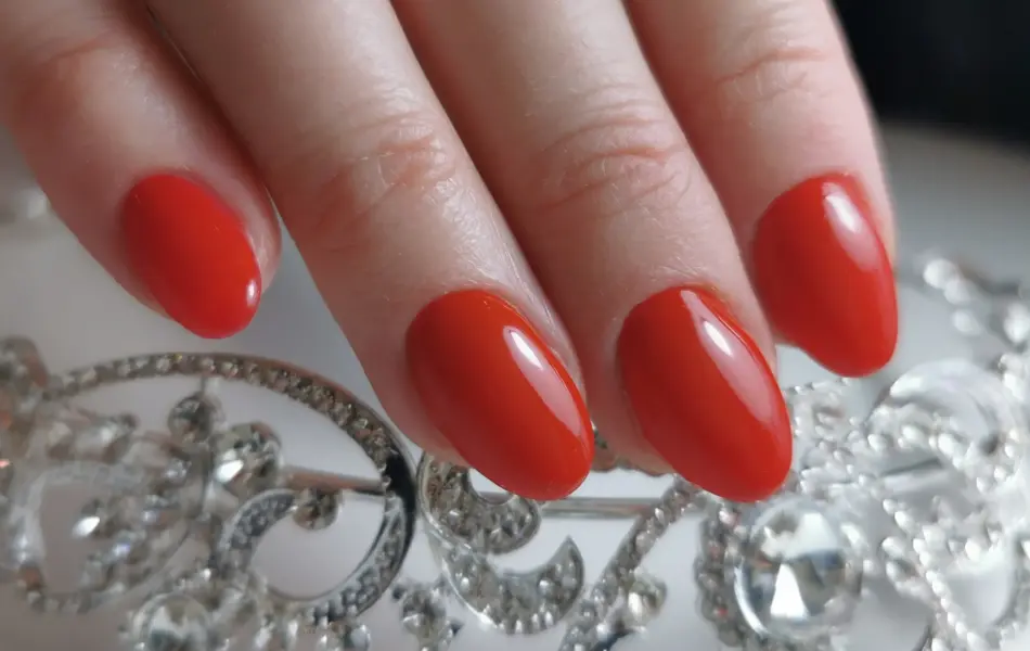 en hånd med røde negler