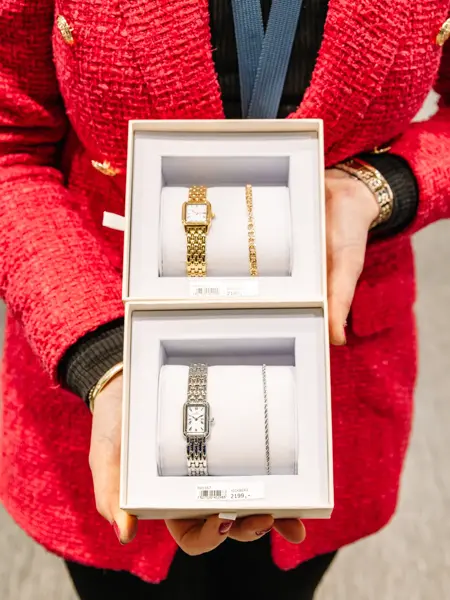 Dame som holder klokker 