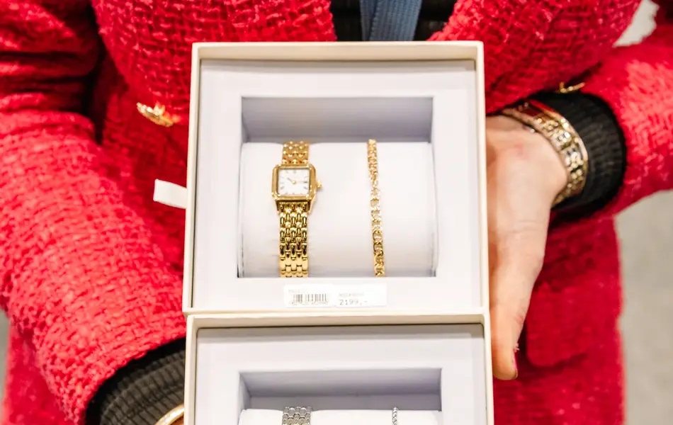 Dame som holder klokker 