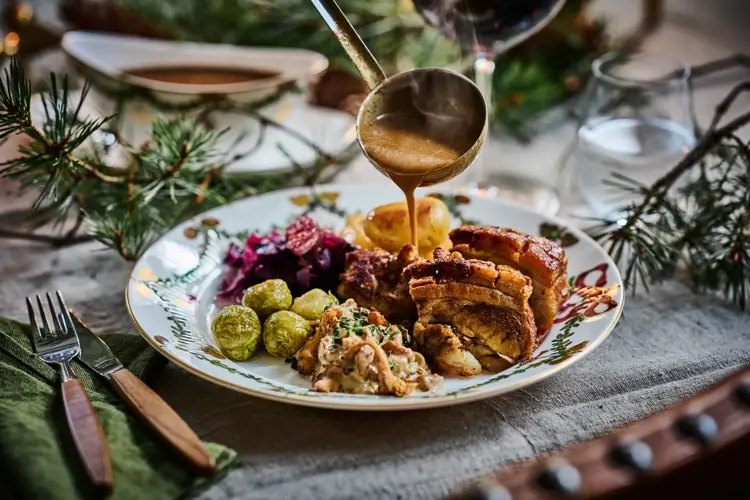 Foto: Tom Haga

FRA BRØDRENE PEDERSEN: 

STJERNERIFLET JULESERVISE
fra Royal Copenhagen. Dyp tallerken 549 kr.

SPISESKJ FRA SKAUGUM, 299 kr.
LINDUK FRA LOVELY LINEN, fra 1249 kr.