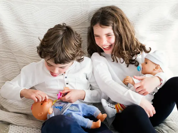 jente og gutt med babydukker