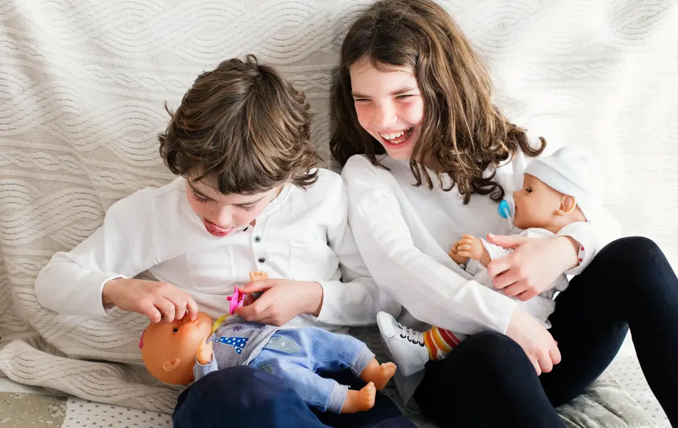 jente og gutt med babydukker