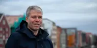 Trond Are Martinsen på Gamle Bybro med bryggerekka inkl. Kjøpmannsgata 15 i bakgrunnen. Trondheim.