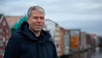Trond Are Martinsen på Gamle Bybro med bryggerekka inkl. Kjøpmannsgata 15 i bakgrunnen. Trondheim.