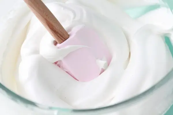 Bolle med pisket marengs og en slikkepott