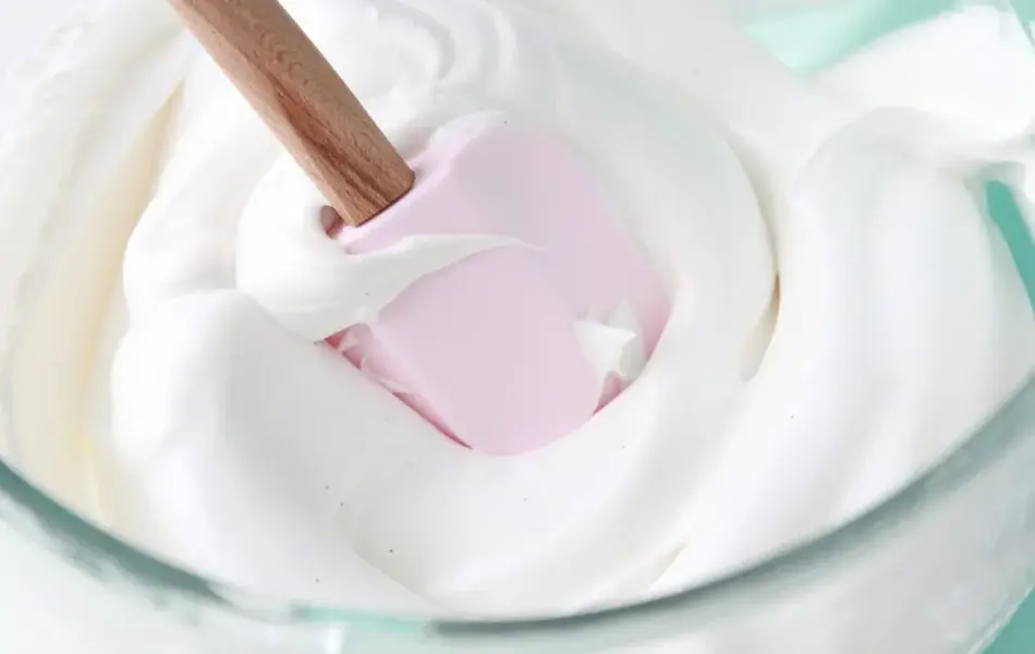 Bolle med pisket marengs og en slikkepott