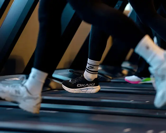 Personer som springer på tredemøller