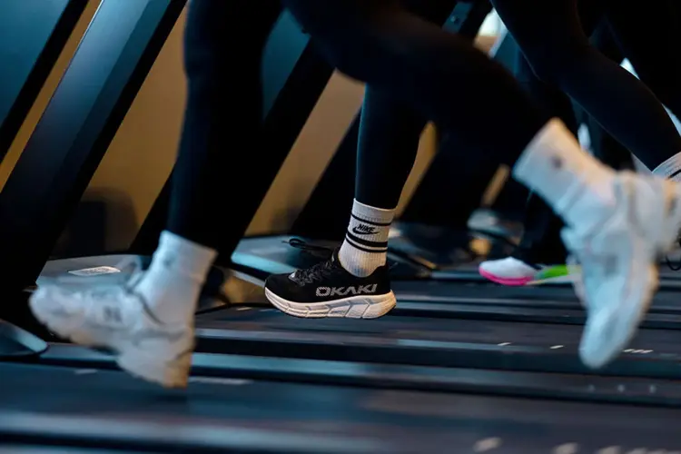 Personer som springer på tredemøller