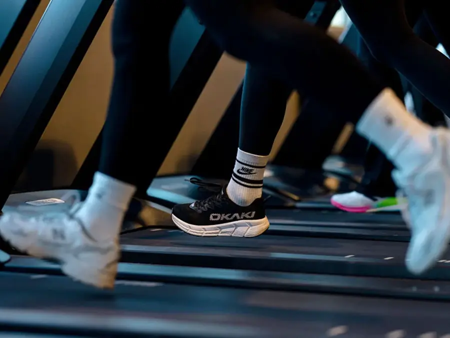 Personer som springer på tredemøller