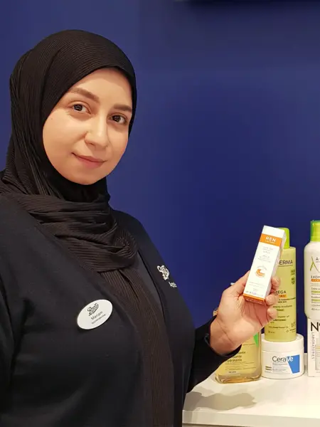 Dame som holder skjønnhetsprodukt