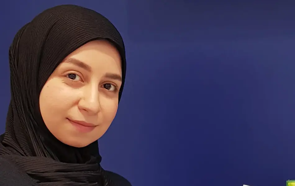 Dame som holder skjønnhetsprodukt