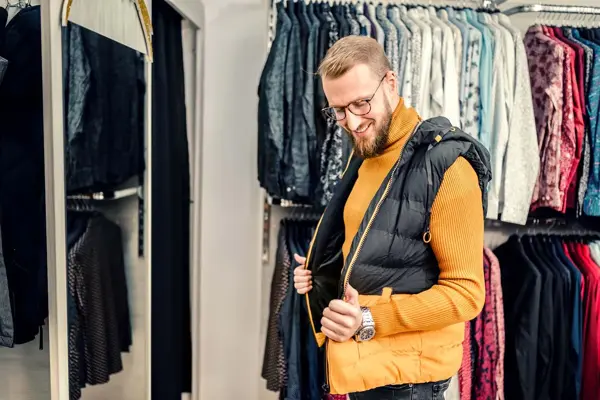 Mann prøver en boblevest i en klesbutikk.